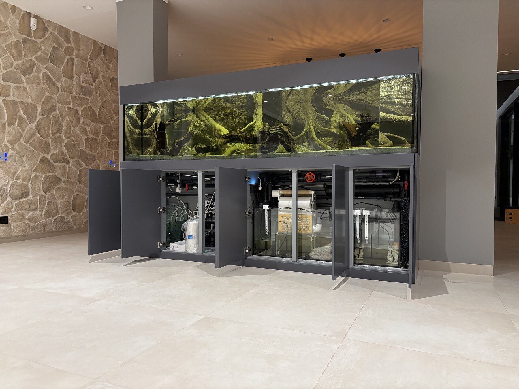 Individuell geplantes Aquarium mit professioneller Technik