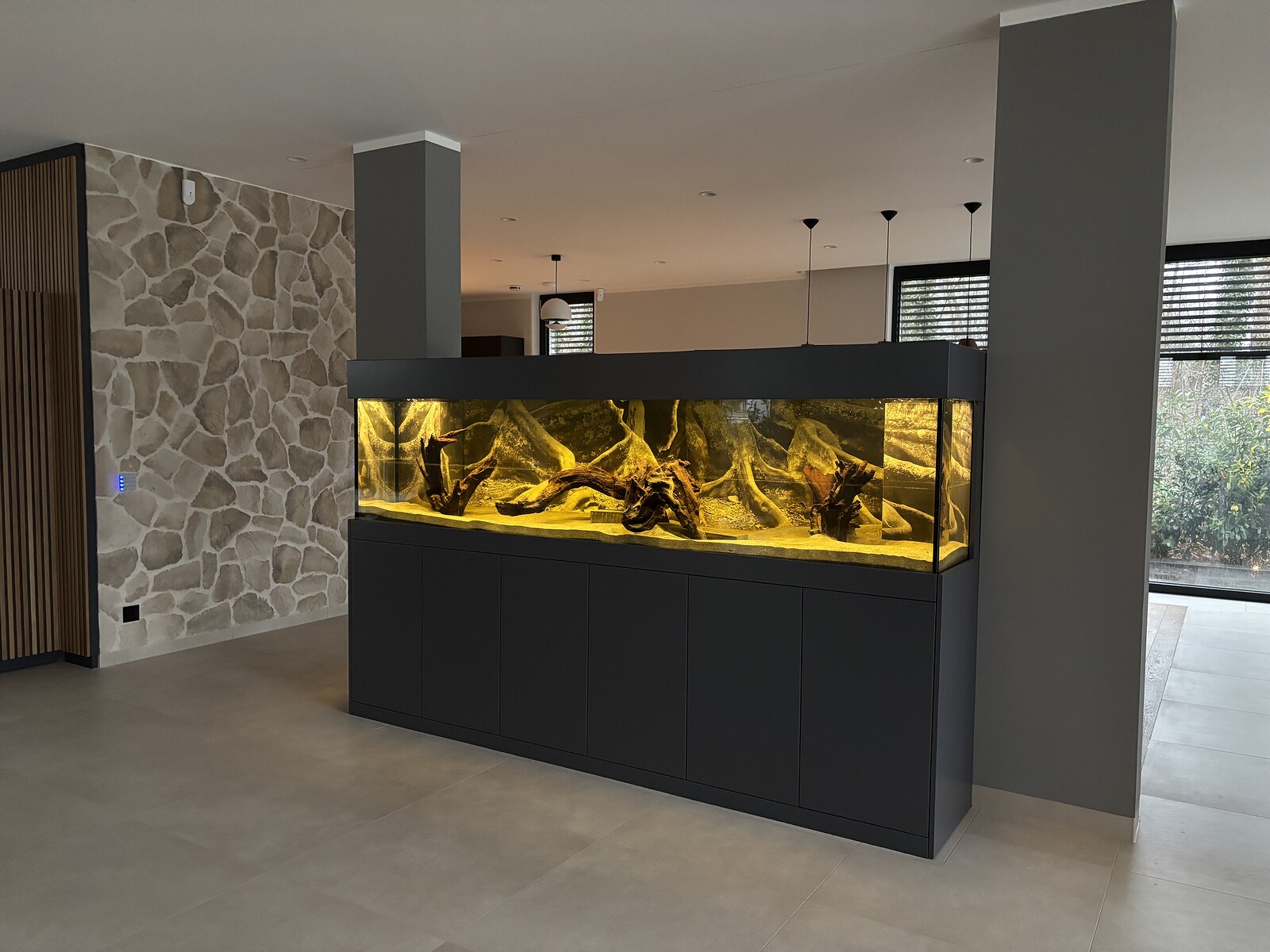 Fertig eingebautes Aquarium als hochwertiger Raumteiler